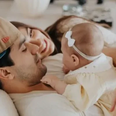 Luan Santana, Jade Magalhães e Serena em uma música ao vivo em uma estação de rádio online