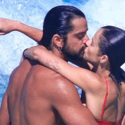 Imagem de Agatha Moreira e Rodrigo Simas em um beijo romântico durante uma entrevista na Rádio Estação Plus.