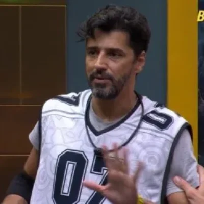 Foto de Alberto Cowboy apresentando o Rádio Estação Plus