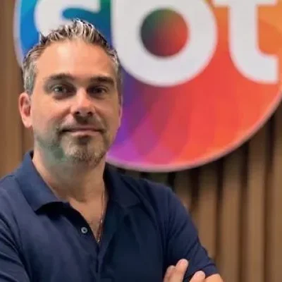 Imagem da rádio Estação Plus com a apresentadora Ale Souza