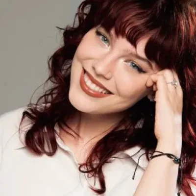 Imagem da rádio estação plus com Ana Jeckel