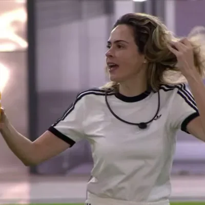 Imagem da Ana Paula Renault em uma estação de rádio