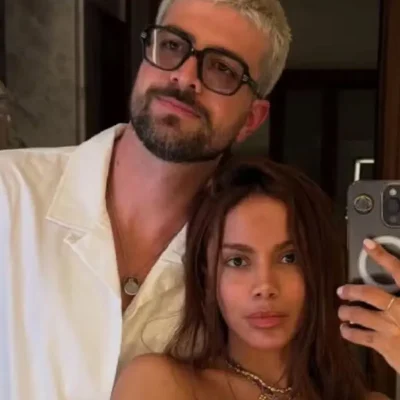 Imagem da Anitta no estúdio da Rádio Estação Plus