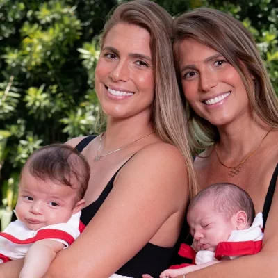 Imagem da rádio Estação Plus com as apresentadoras Bia, Branca, Feres e os filhos