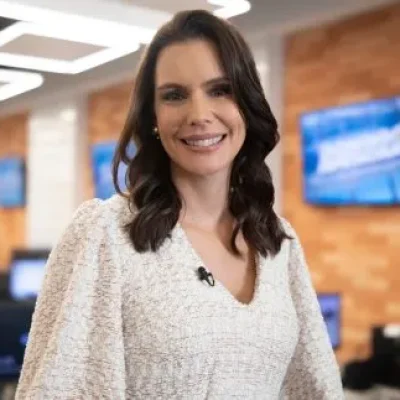 Camila Busnello em apresentação ao vivo na Rádio Estação Plus