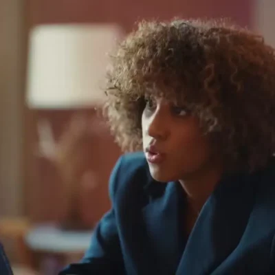 Imagem da apresentadora Cinara Ramile no programa Coração Acelerado na Rádio Estação Plus