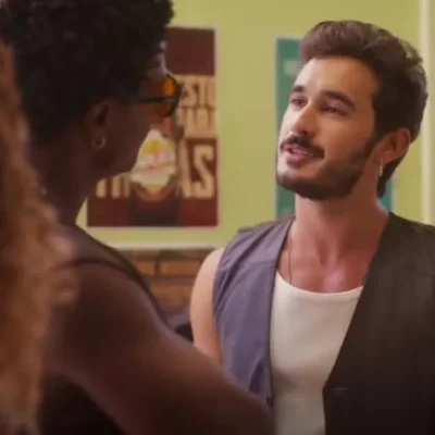 Imagem da estação de rádio Coração Acelerado com os apresentadores João Raul e Agrado Leandro