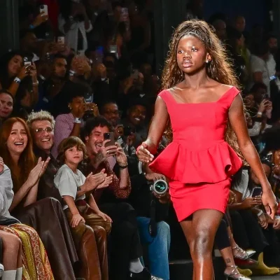 Imagem do desfile Titi Rio Fashion Week transmitido pela Rádio Estação Plus