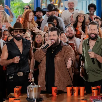 Imagem de Diego e Arnaldo apresentando o Natora em uma estação de rádio