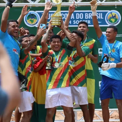 Imagem de uma estação de rádio com pessoas ouvindo música