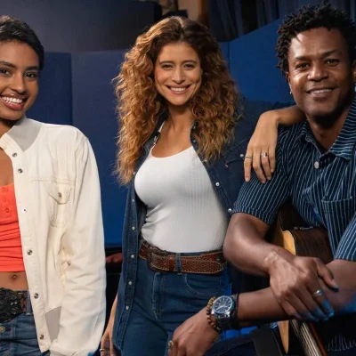 Imagem da Rádio Estação Plus com os apresentadores Eduarda Gabz, Agrado, Isadora Cruz, Leanro e David Junior