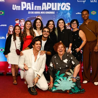 Imagem do elenco da Rádio Estação Plus estreando um pai em apuros