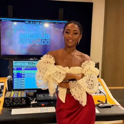 Imagem da Estação Rádio Plus com Erika Januza