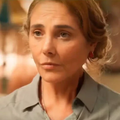 Imagem da apresentadora Zulma Heloisa Perisse no estúdio da Rádio Estação Plus