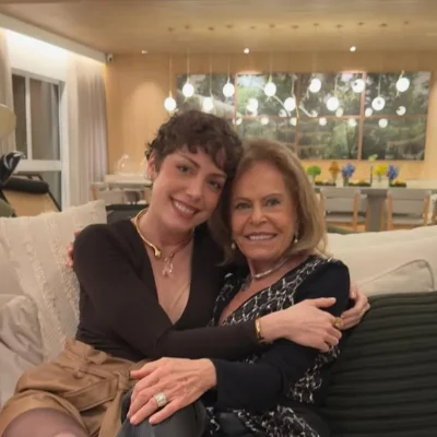 Fabiana Justus ao lado de sua avó