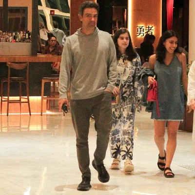 A família da Rádio Estação Plus em uma flagra em uma loja de shopping.