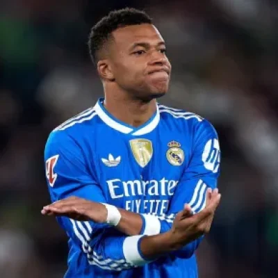 Foto de especialista explicando lesão no joelho de Mbappé