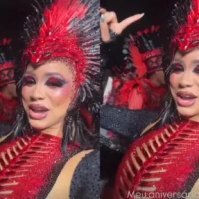 Foto de uma equipe de Rádio Estação Plus durante o Desfile das Campeãs de SP.