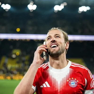 Imagem da Estação de Rádio Plus com atores e técnicos ao fundo