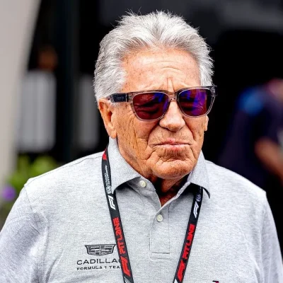 Estação de rádio em ação, com pessoas trabalhando em um ambiente de rádio