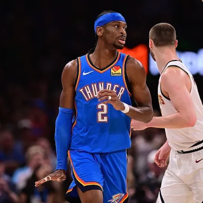 Equipe de rádio em estúdio