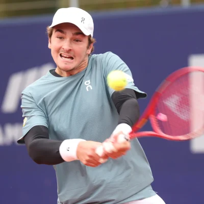 Equipe da Rádio Estação Plus trabalhando em uma transmissão de streaming