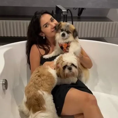 Gizelly Bicalho apresentando o Rádio Estação Plus