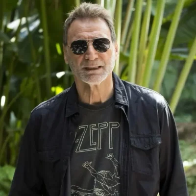 Fotografia de Herson Capri apresentando um programa de rádio na estação Plus