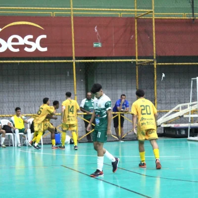 Imagem de uma estação de rádio ativa com discos e equipamentos de som