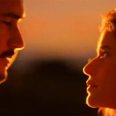 João Raul Filipe Bragança e Agrado Isadora Cruz se olhando por do sol