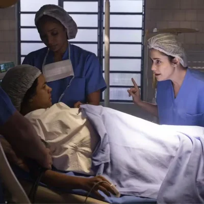 Imagem da Estação de Rádio Plus com a apresentadora Joelly