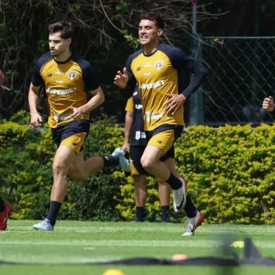 Imagem de jogadores de futebol em treino