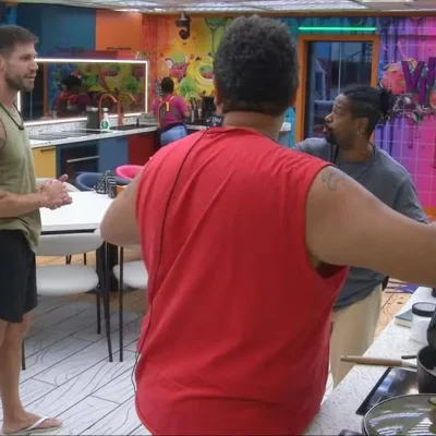 Jonas e Babu brigando em frente à cozinha na casa do Leandro no BBB