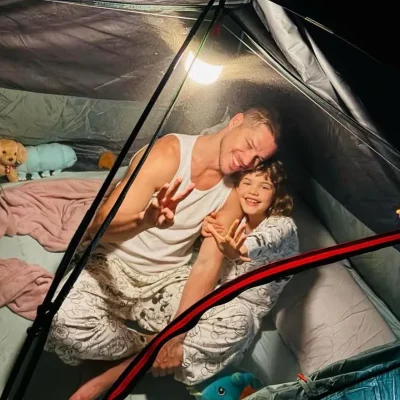 Jose Loreto com sua filha em um programa de rádio da Estação Plus