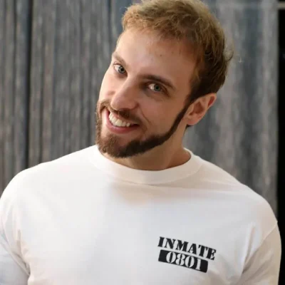 Leo Lins faz piada sobre hidrocefalia em programa de rádio da Estação Plus