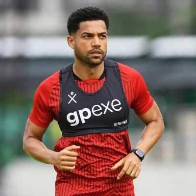 Foto de Lucas Rocha na estúdio da Radio Estação Plus