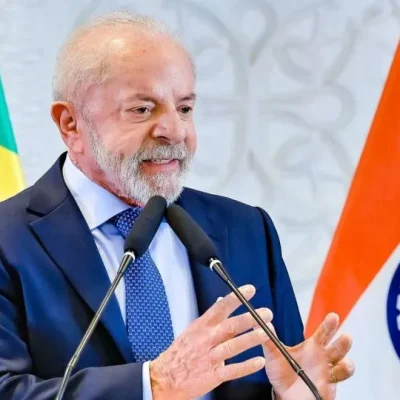 Imagem de lula em entrevista com jornalistas sobre tarifas de rádio nos EUA