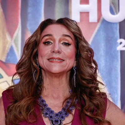 Imagem de Marisa Orth recebendo o premio de humor de Rádio Estação Plus