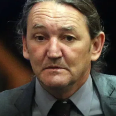 Imagem da equipe da Rádio Estação Plus com Marquito de Terno Sério