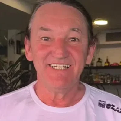 Imagem de um homem sorrindo com um microfone, relacionada à Rádio Estação Plus