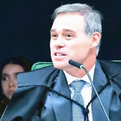 Ministro Andre Mendonça discursa em frente ao Banco Central