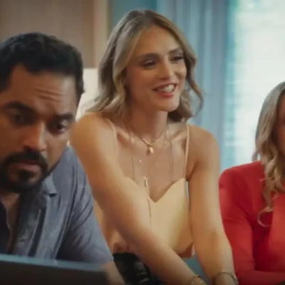 Naiane Isabelle Drummond sorrindo em uma entrevista para a Rádio Estação Plus