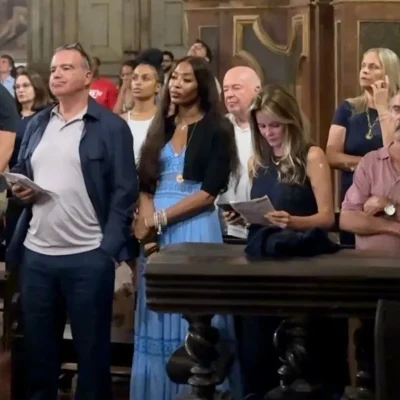 Famosa modelo Naomi Campbell ao lado de figuras religiosas em Ouro Preto