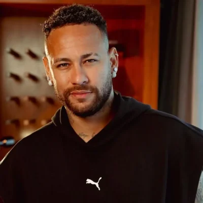 Imagem da Estação Plus tocando música enquanto Neymar assiste