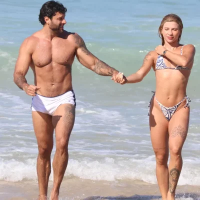 Grupos de amigos ouvindo música de Jesus Luz na praia com namorada