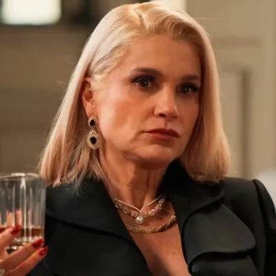 Imagem da apresentadora Sandra Flávia no Rádio Estação Plus