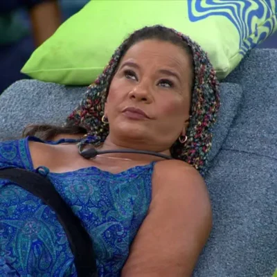 Solange Couto entrevista convidados em seu programa no Rádio Estação Plus