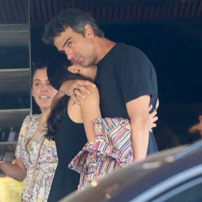 Imagem de Tadeu Schmidt abraçando sua esposa em uma estação de rádio