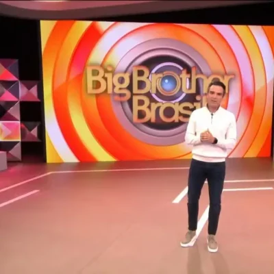 Imagem de Tadeu Schmidt apresentando o seu programa no Rádio Estação Plus