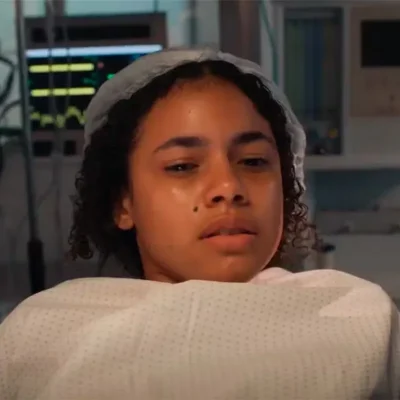 Imagem de Joelly durante o parto em uma estação de rádio